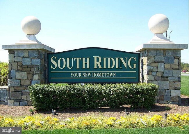 Building Photo - Your Dream Townhome Awaits!