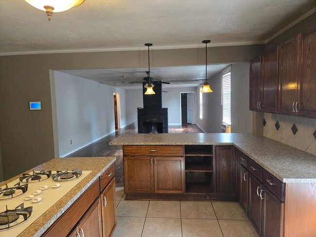 Building Photo - FOR RENT centrally located and convenient to Downtown! Available NOW!