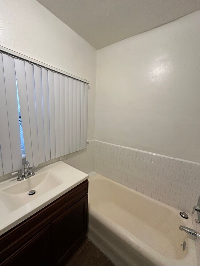Building Photo - 454 N Orange Grove Ave