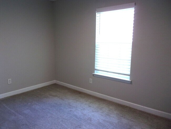 Building Photo - Single Level 3 Bedroom 2 Bath Home in Bristol Park off Mt. Gallant Road