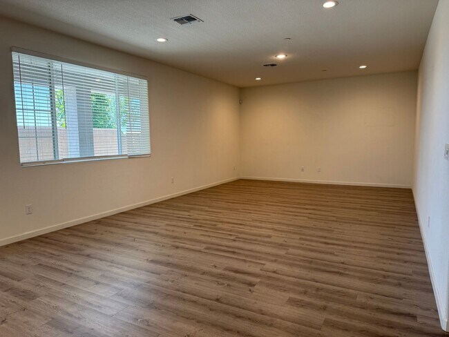 Building Photo - Beautiful 5 Bedroom, 3 Bathroom, 2800 Sqft...