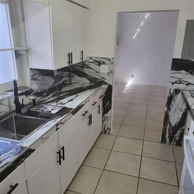 Building Photo - 1934 Madison St