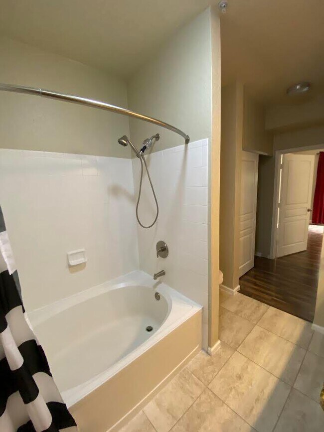 Bathroom - Master Bedroom - 5125 Palm Springs Blvd