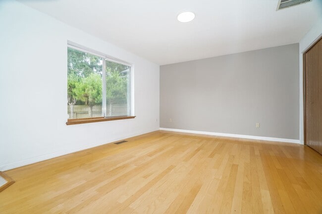Building Photo - Federal Way 2-Story