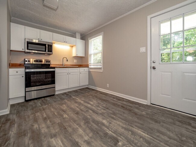 Building Photo - NEWLY RENOVATED 3 BEDROOM 1 BATH DUPLEX UNIT IN A EXQUISITE LOCATION!