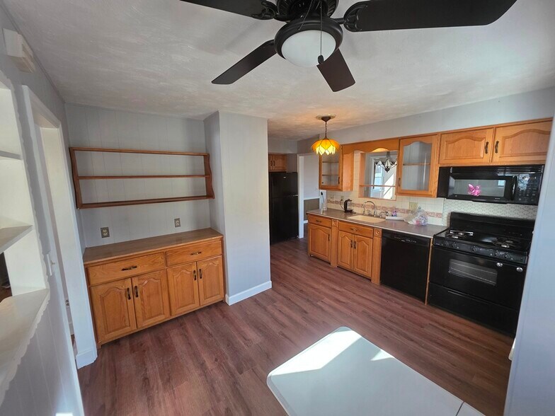 Building Photo - 19 Lakeview Ave