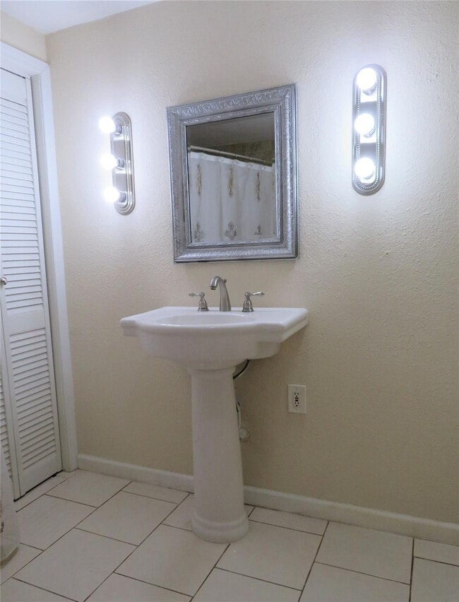 Building Photo - 1006 Avenue L