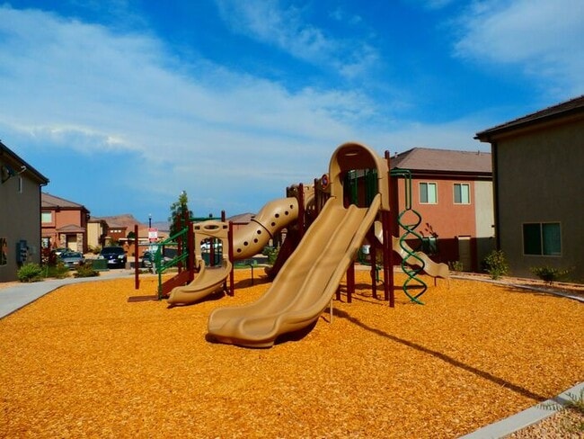 Building Photo - 3 bed, 2.5 bath town house *Internet Included