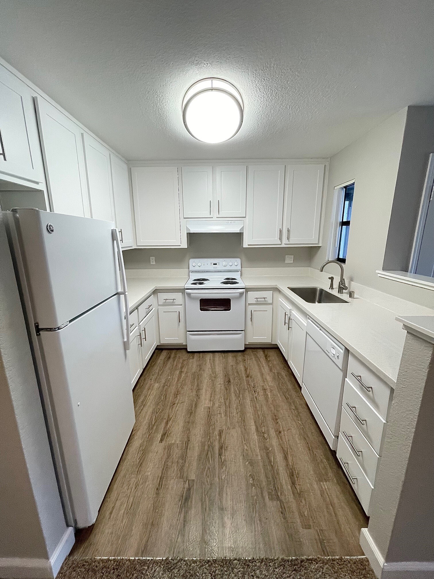 1 bed 1 bath Renovated - Sunrise Wood Apartments