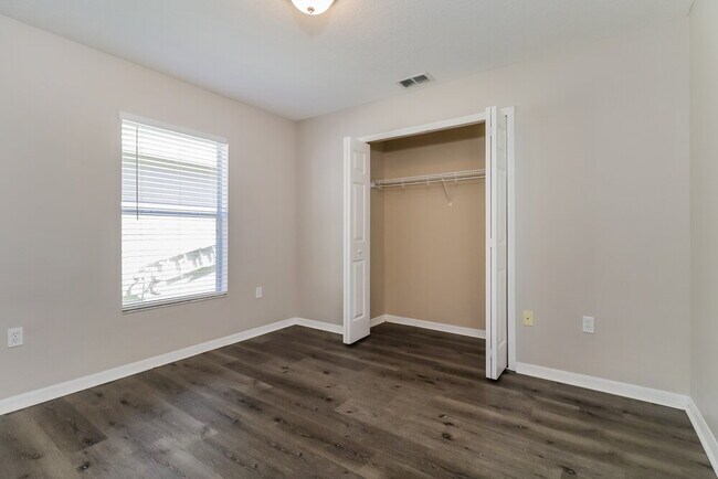 Building Photo - 8101 Pea Tree Ct