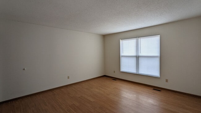 Building Photo - 4 bed 1.5 bath home close to I-44