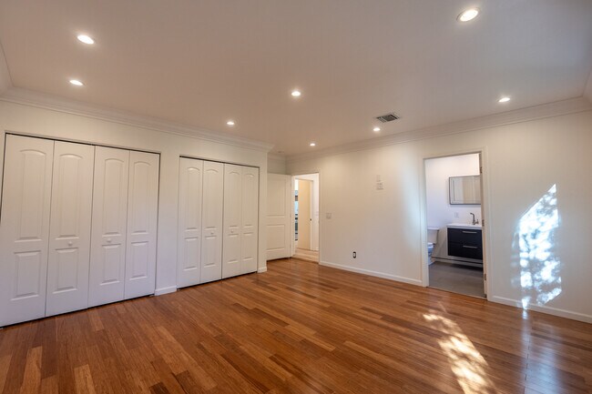 Building Photo - 10930 Oro Vista Ave