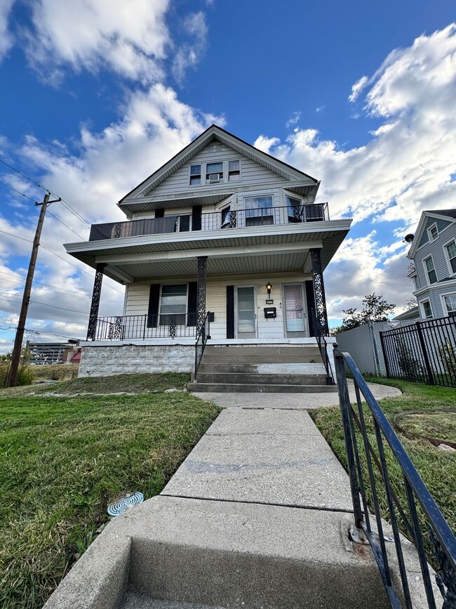Building Photo - Norwood Duplex W/ Driveway Parking