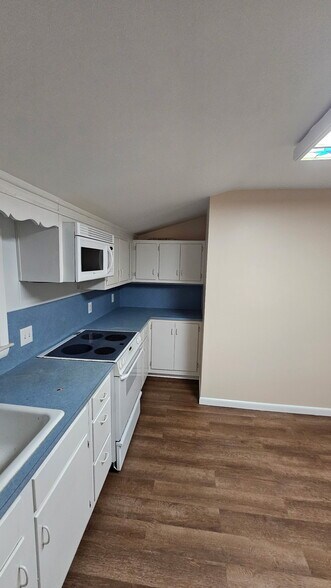 Building Photo - 2363 Mount Carmel Ave