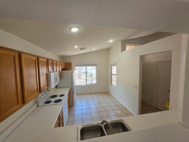 Building Photo - 2486 E Winchester Pl