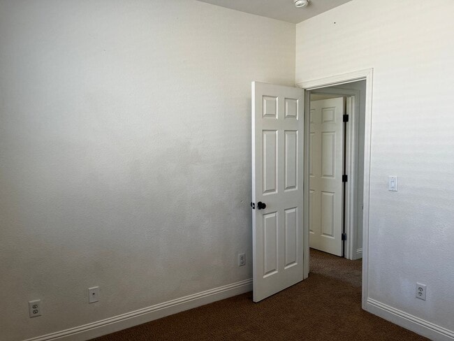 Building Photo - Executive 4 Bedroom, 2.5 Bathroom 2100 Sqf...