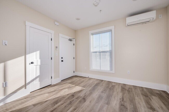 Building Photo - 553 Islington St