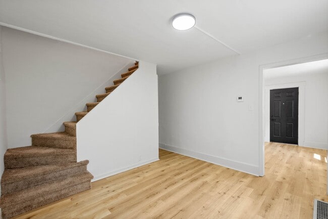 Building Photo - MOVE IN READY! FULLY RENOVATED 2-BEDROOM I...