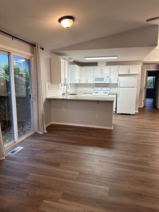 Building Photo - Charming 2 Bedroom Townhome