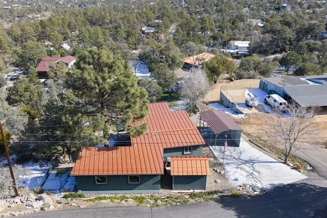 Building Photo - Newly Remodeled 2 Bed, 1 Bath + a Den  Home at The Base of Thumb Butte!