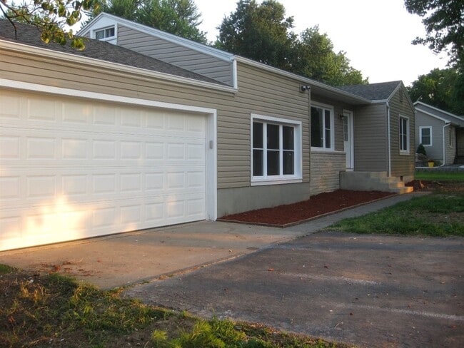 Primary Photo - Lease 2 Own ...This Great South Springfiel...