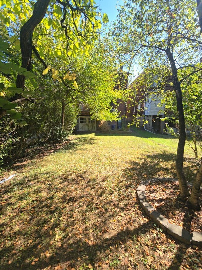 Building Photo - Spacious 3-Bedroom Home w/ Parking & Centr...