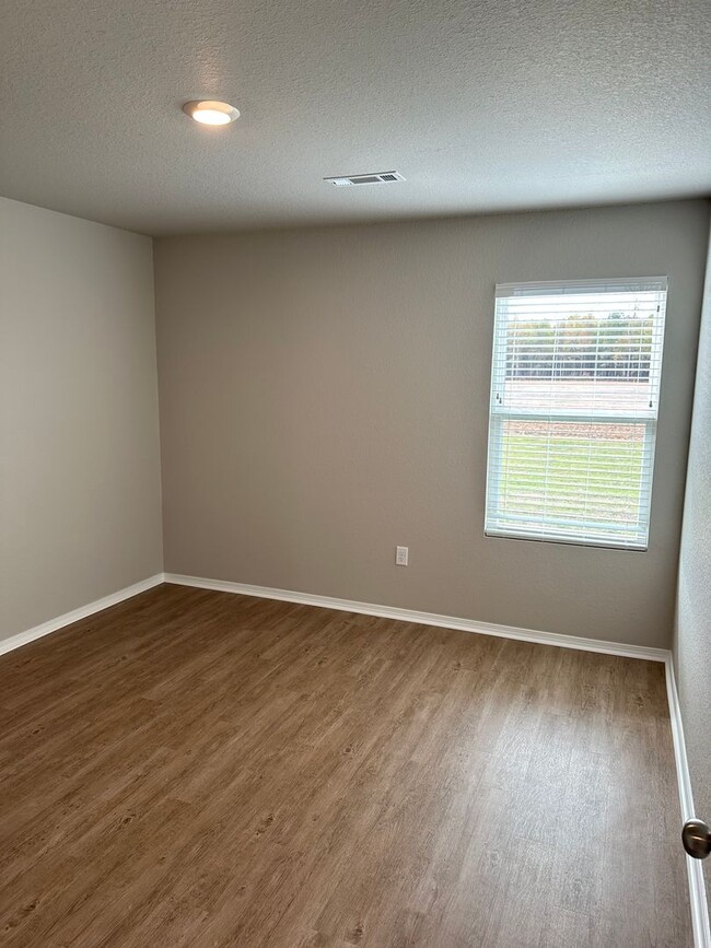 Building Photo - Comfort & Space Await — Pre-Leasing 4BR/2BA in Cypress Bend