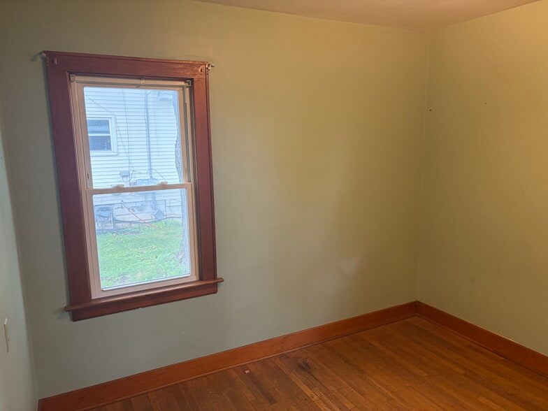 Building Photo - 905 N Everett St