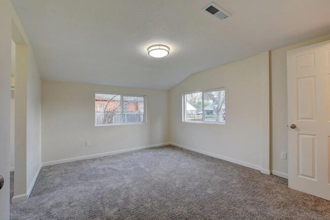 Building Photo - 830 W 12th St