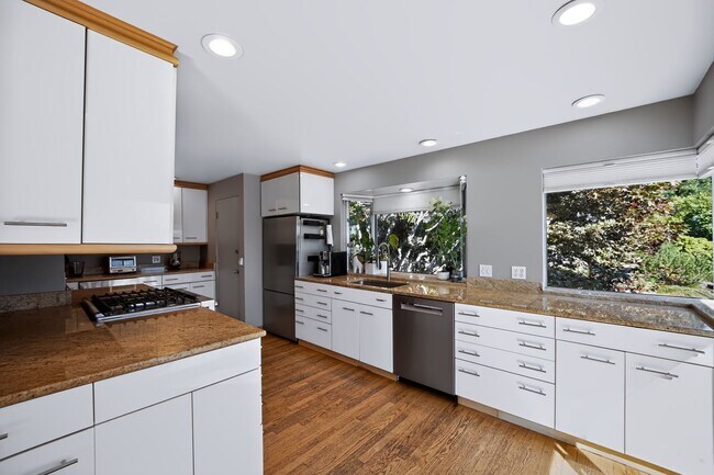 Building Photo - 5615 Princeton Ave NE