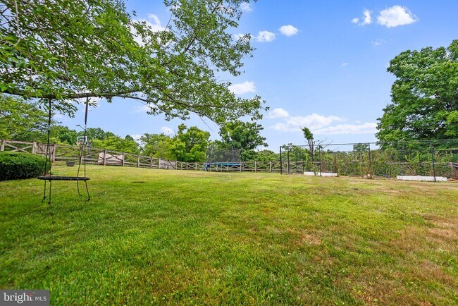 Building Photo - 1 Glenhurst Ct