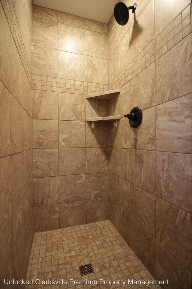 Building Photo - 5 br, 3 bath House - 1684 Putnum Drive