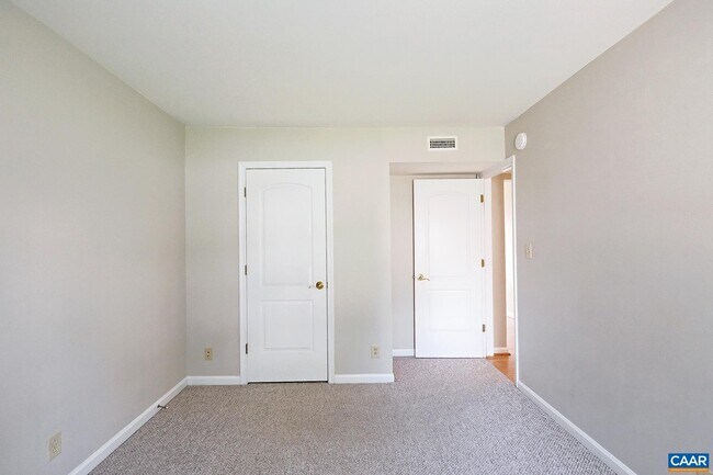 Building Photo - 1223 Villa Ln