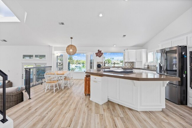Building Photo - Beautiful 3-Bedroom, 3-Bath Home in Riverl...
