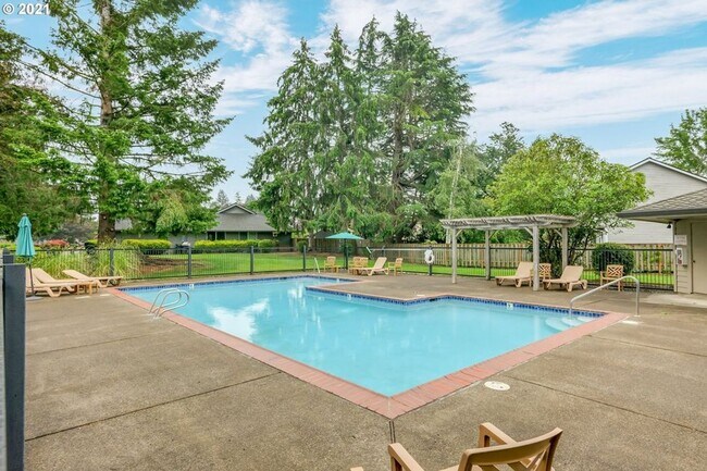 Building Photo - Spacious Home ! Huge living room, 2nd family room, kitchen nook and extra room off kitchen. Large...