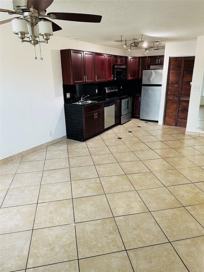 Building Photo - 10046 Winding Lake Rd