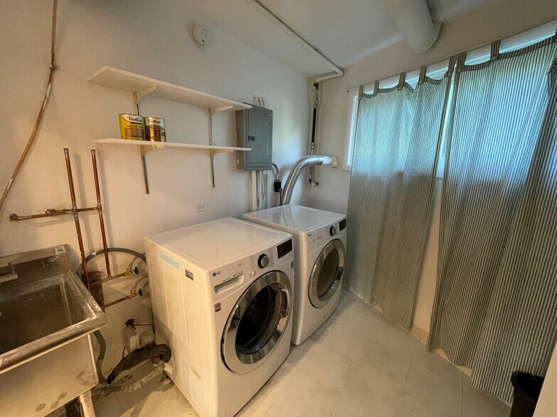 Building Photo - 725 Hibbard Rd