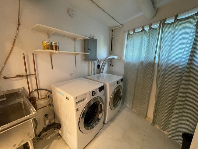 Building Photo - 725 Hibbard Rd