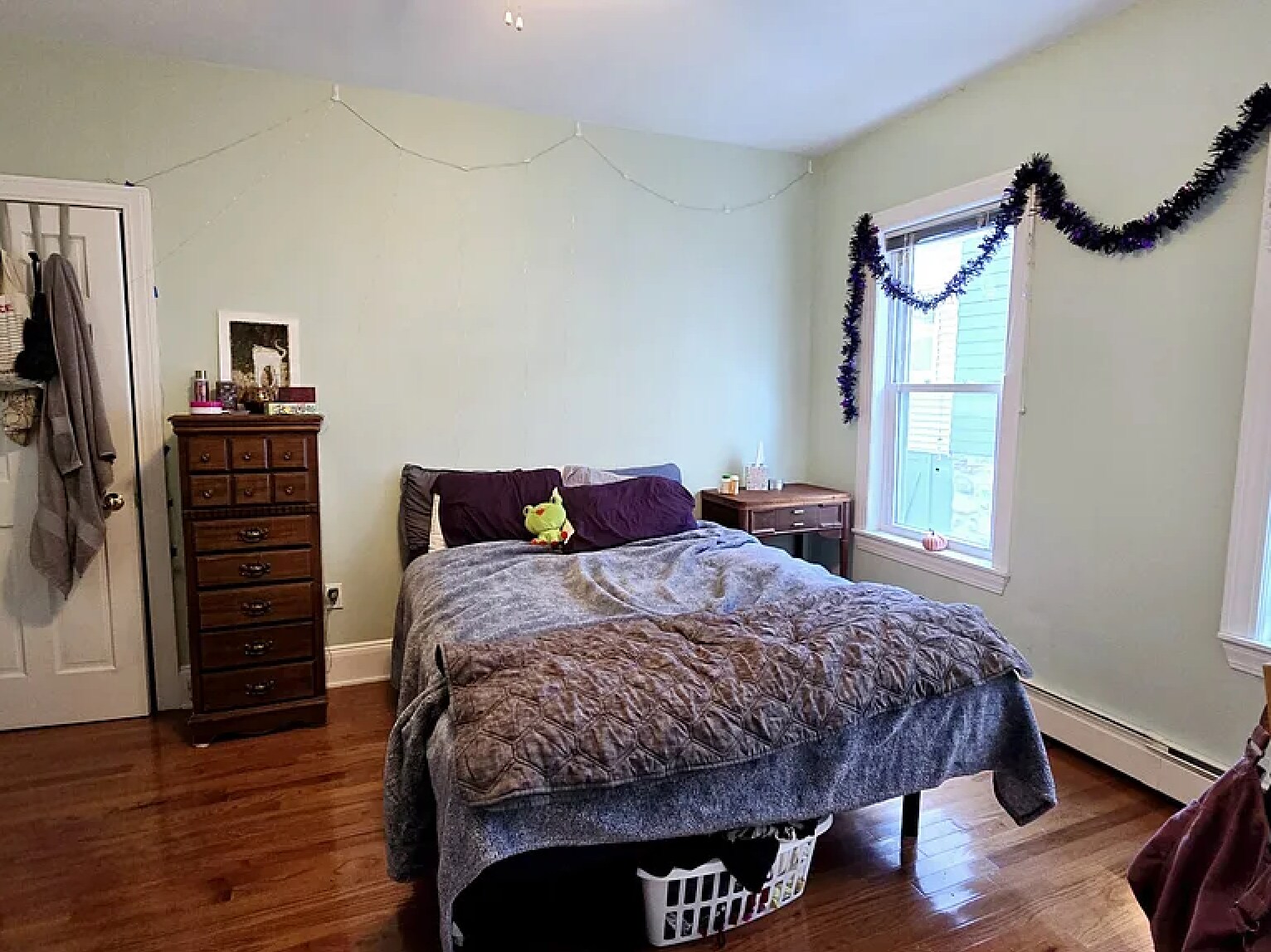 Bedroom 2 - queen sized bed and desk - 43 Curtis St