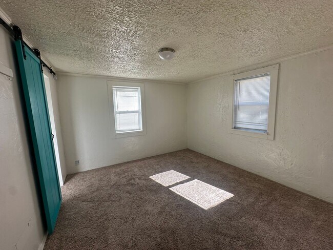 Building Photo - Attached one car garage! Pet Friendly!