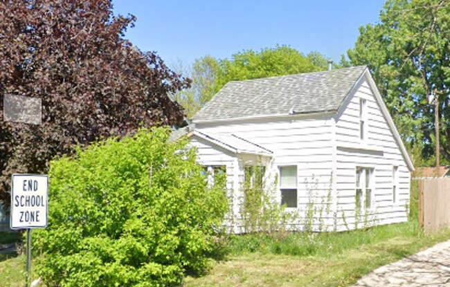 Building Photo - 328 N Blauvelt Ave