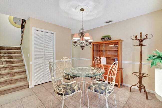 Building Photo - 1558 Shaker Cir