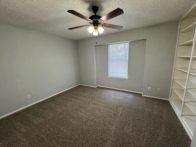 Building Photo - Spacious Townhome