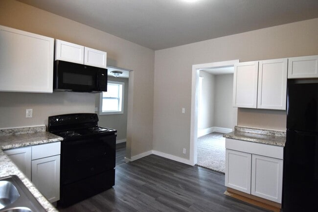 Building Photo - 3 Bedroom 2 Bathroom 2 Stall Garage