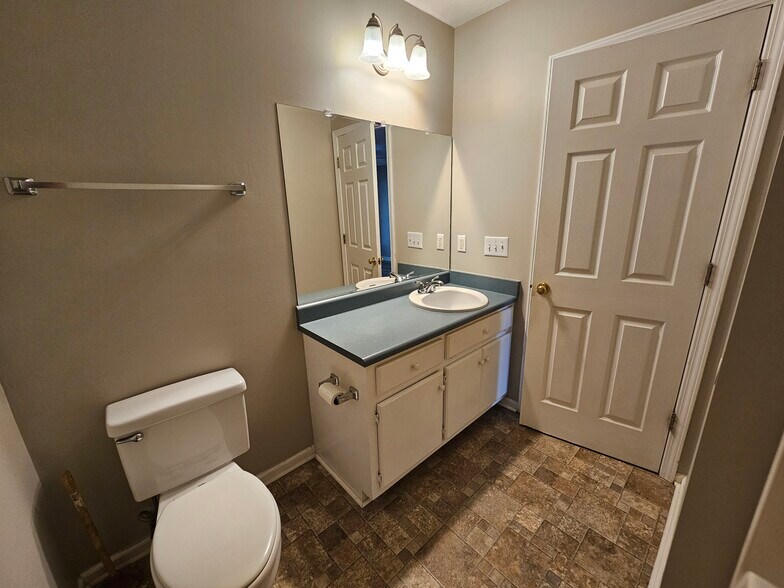 Guest Full Bathroom - 305 Pope Field Rd #A