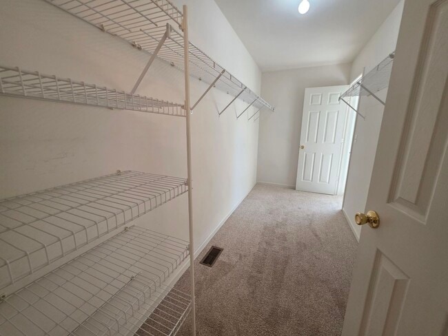 Building Photo - 3996 Blackstone Dr