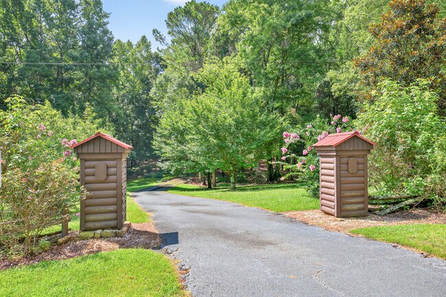 Building Photo - 1785 Whitley Rd