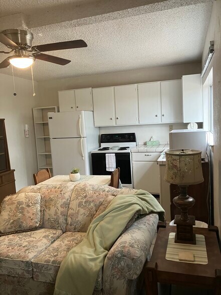 Full sized appliances - 1085 Arcadia Dr