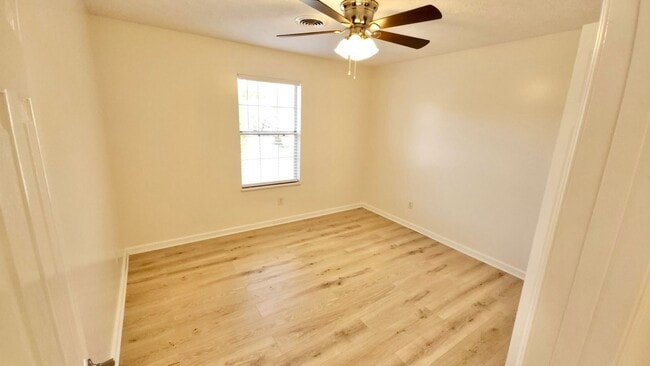 Building Photo - Knoxville 37920 - Completely Renovated 4 Bedroom, 4 Bath home - Contact Tanner Fee (865) 850-5103