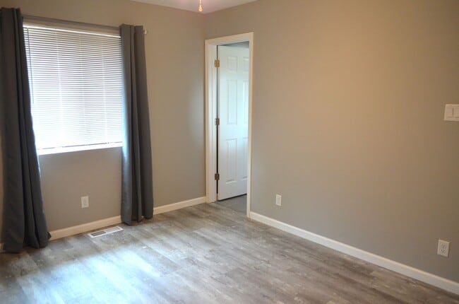 Building Photo - Price Drop! Updated 4 bed 3 bath in Fenton